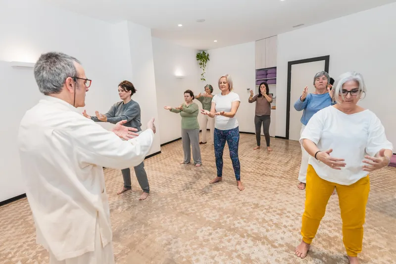 Personas mayores en una actividad recreativa en un hogar geriátrico